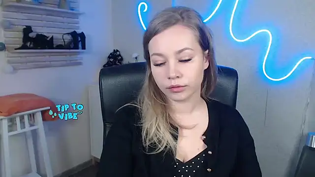 Snapshot of holly_xglam chatting on 12/30/24, 06:31 holly xglam online show from 12/30/24, 06:31