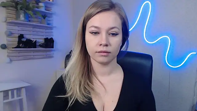 Snapshot of holly_xglam chatting on 01/03/25, 06:33 holly xglam online show from 01/03/25, 06:33