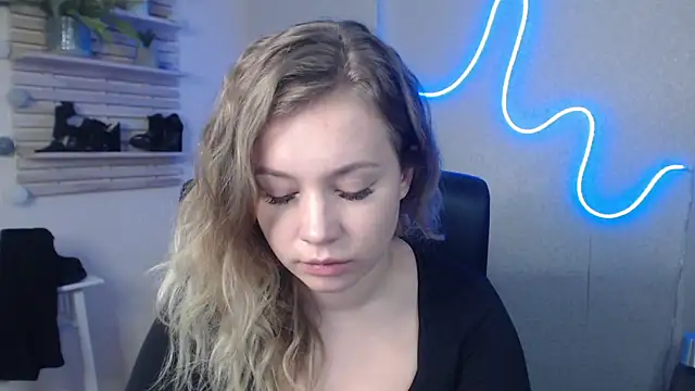 Snapshot of holly_xglam chatting on 01/07/25, 10:43 holly xglam online show from 01/07/25, 10:43
