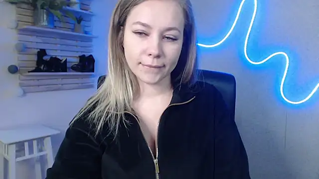 Snapshot of holly_xglam chatting on 01/08/25, 04:23 holly xglam online show from 01/08/25, 04:23