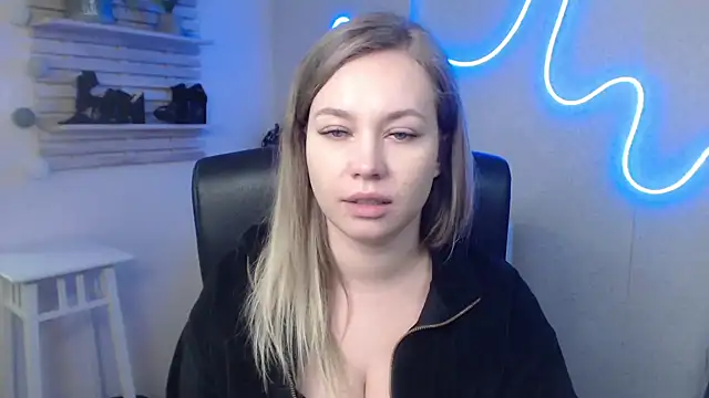 Snapshot of holly_xglam chatting on 01/08/25, 10:26 holly xglam online show from 01/08/25, 10:26