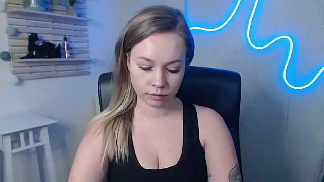 Snapshot of holly_xglam chatting on 01/09/25, 06:06 holly xglam online show from 01/09/25, 06:06