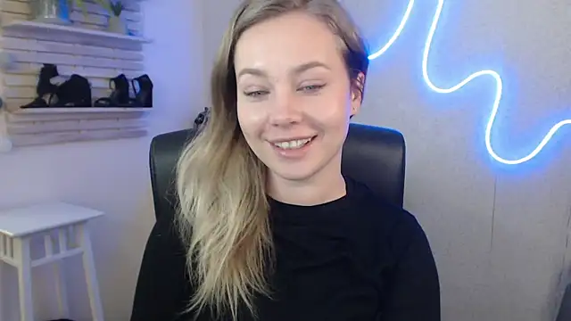 Snapshot of holly_xglam chatting on 01/28/25, 10:56 holly xglam online show from 01/28/25, 10:56