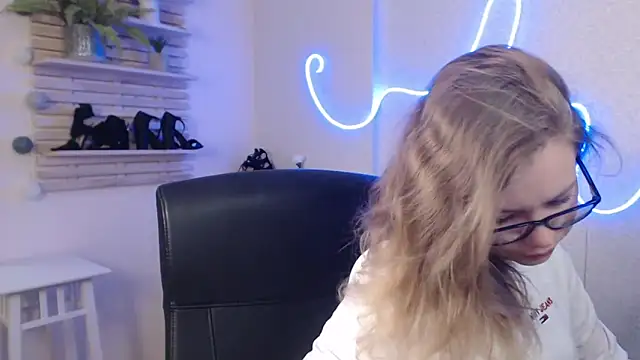 Snapshot of holly_xglam chatting on 02/14/25, 02:28 holly xglam online show from 02/14/25, 02:28