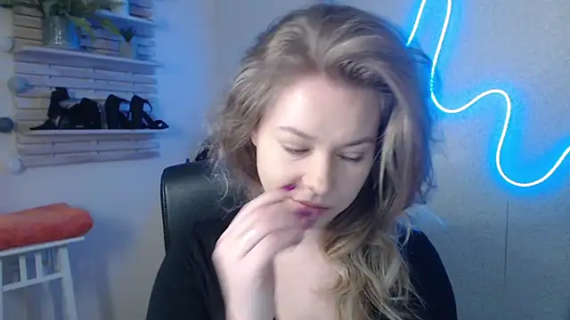 Snapshot of holly_xglam chatting on 02/18/25, 08:05 holly xglam online show from 02/18/25, 08:05
