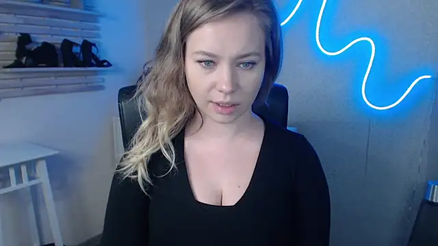 Snapshot of holly_xglam chatting on 02/19/25, 07:28 holly xglam online show from 02/19/25, 07:28