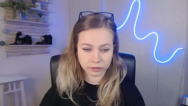 Snapshot of holly_xglam chatting on 03/10/25, 12:18 holly xglam online show from 03/10/25, 12:18