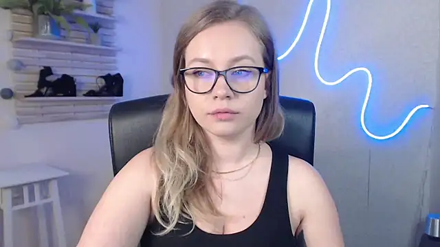 Snapshot of holly_xglam chatting on 03/10/25, 03:23 holly xglam online show from 03/10/25, 03:23