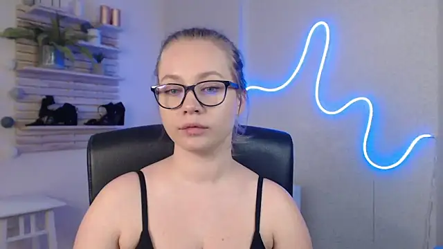 Snapshot of holly_xglam chatting on 03/11/25, 03:48 holly xglam online show from 03/11/25, 03:48