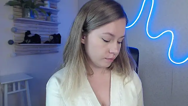 Snapshot of holly_xglam chatting on 03/12/25, 03:24 holly xglam online show from 03/12/25, 03:24
