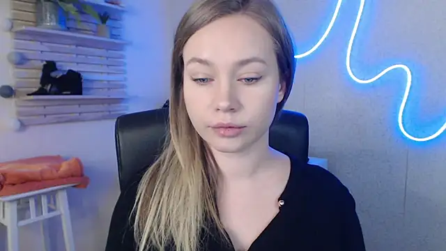 Snapshot of holly_xglam chatting on 03/18/25, 03:20 holly xglam online show from 03/18/25, 03:20