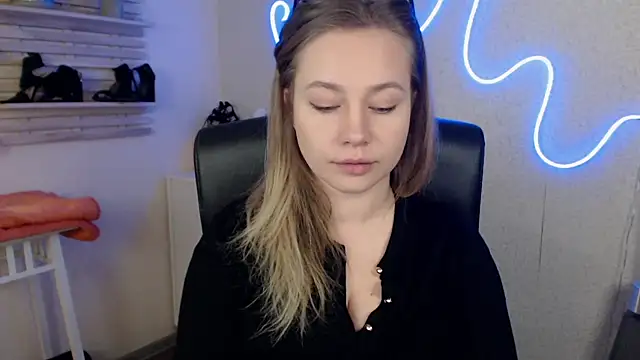 Snapshot of holly_xglam chatting on 03/19/25, 12:04 holly xglam online show from 03/19/25, 12:04