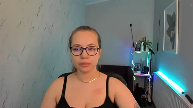 Snapshot of holly_xglam chatting on 09/24/25, 05:05 holly xglam online show from 09/24/25, 05:05