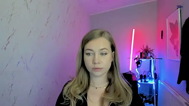 holly xglam online show from 11/18/25, 08:35