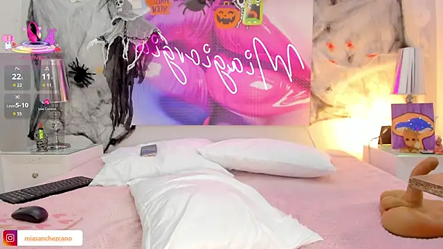 Snapshot of Miagiorgia_ chatting on 10/15/25, 07:03 Miagiorgia online show from 10/15/25, 07:03