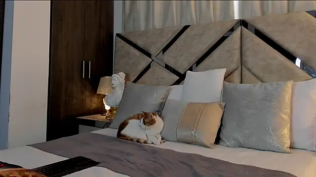 HaileyBaldwin online show from 12/25/24, 08:50