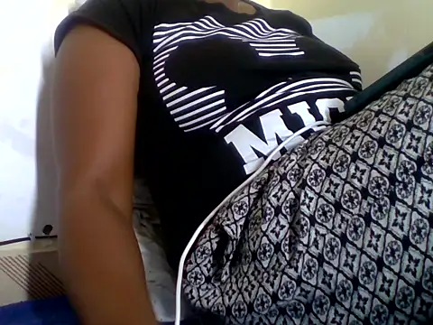 Snapshot of Hot-zeenah chatting on 10/13/25, 07:30 Hot-zeenah online show from 10/13/25, 07:30