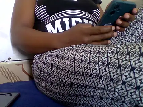 Snapshot of Hot-zeenah chatting on 11/04/25, 06:18 Hot-zeenah online show from 11/04/25, 06:18