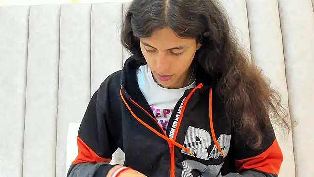 FreyaMoller online show from 02/05/25, 06:48