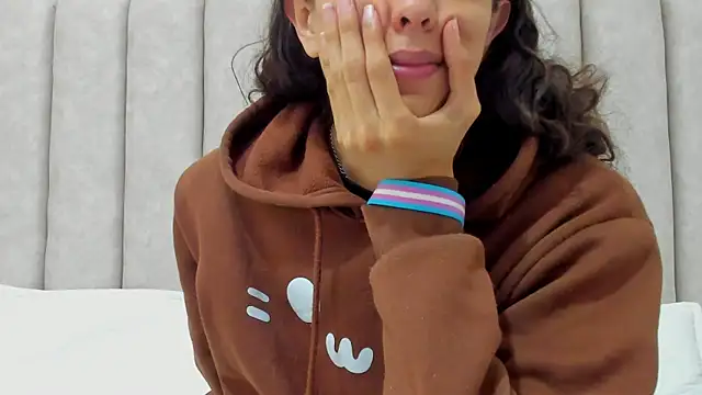 FreyaMoller online show from 10/28/25, 07:16