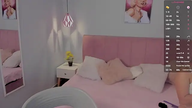 Snapshot of sophie_alice_ chatting on 03/08/25, 12:30 sophie alice online show from 03/08/25, 12:30