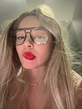 Snapshot of Times__Square chatting on 12/18/24, 06:10 Times Square online show from 12/18/24, 06:10