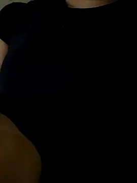 Snapshot of Tuongvy05 chatting on 11/12/25, 07:31 Tuongvy05 online show from 11/12/25, 07:31