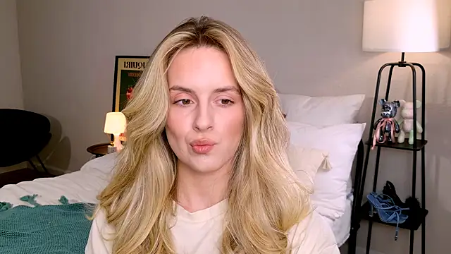 RozzitaBedberry online show from 10/27/25, 01:48