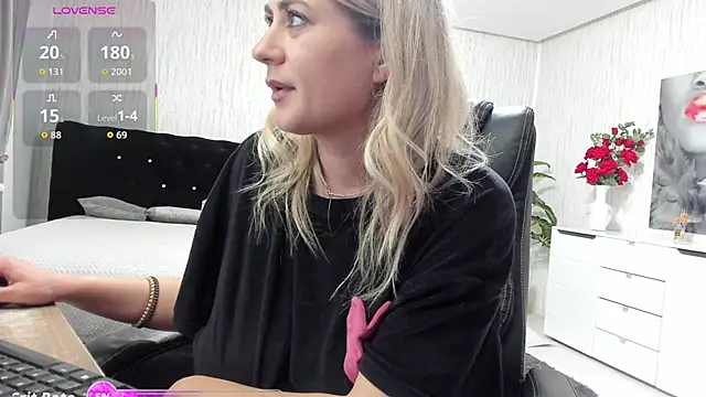 Snapshot of KattyeFox chatting on 11/15/25, 10:26 KattyeFox online show from 11/15/25, 10:26