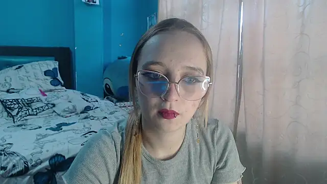 Snapshot of Liaroberts1 chatting on 02/18/25, 11:44 Liaroberts1 online show from 02/18/25, 11:44