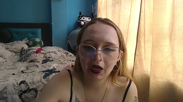 Snapshot of Liaroberts1 chatting on 03/14/25, 03:14 Liaroberts1 online show from 03/14/25, 03:14