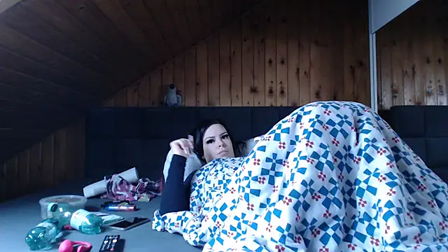 BoeseMoni1998 online show from 10/31/25, 08:04