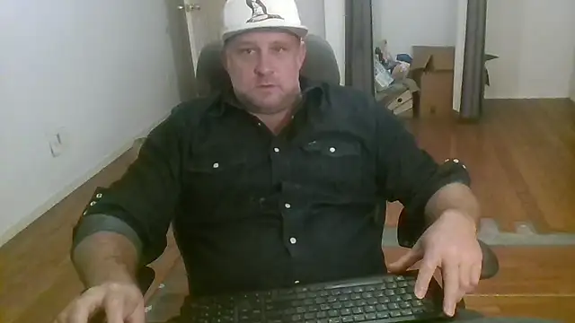 Snapshot of poundyouout69 chatting on 11/26/25, 10:11 poundyouout69 online show from 11/26/25, 10:11