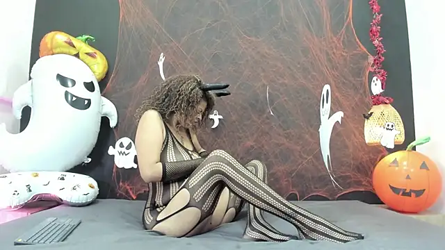 Luna smit08 online show from 10/31/25, 03:46