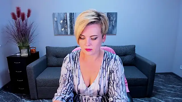 Snapshot of Julia_Wilsone chatting on 09/13/25, 11:32 Julia Wilsone online show from 09/13/25, 11:32