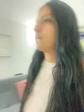 cloe small online show from 12/17/24, 07:07