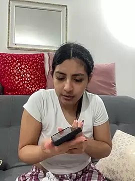 cloe small online show from 12/28/24, 01:39