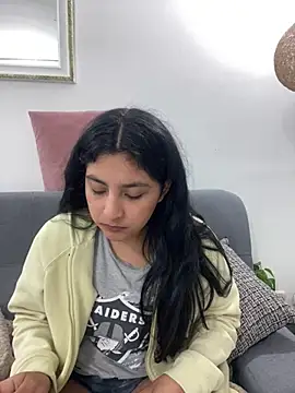 cloe small online show from 01/25/25, 04:23