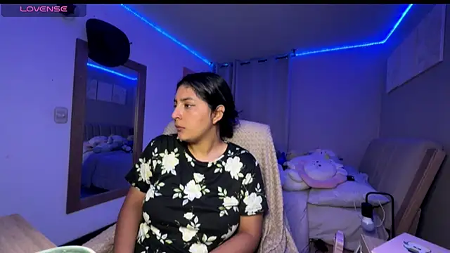 cloe small online show from 10/06/25, 03:48