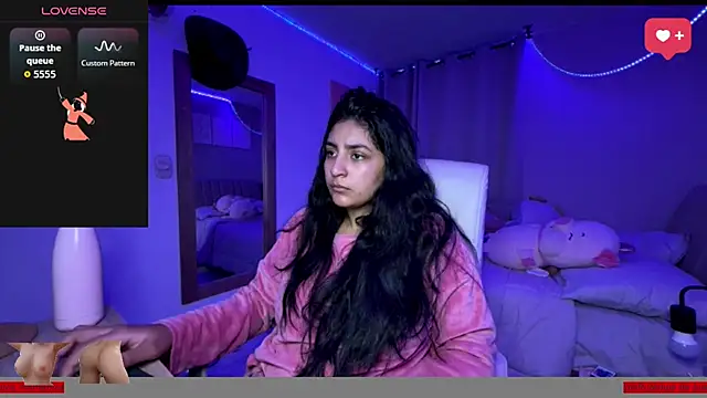 cloe small online show from 10/12/25, 07:29