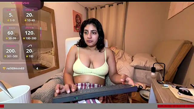 cloe small online show from 10/13/25, 04:34