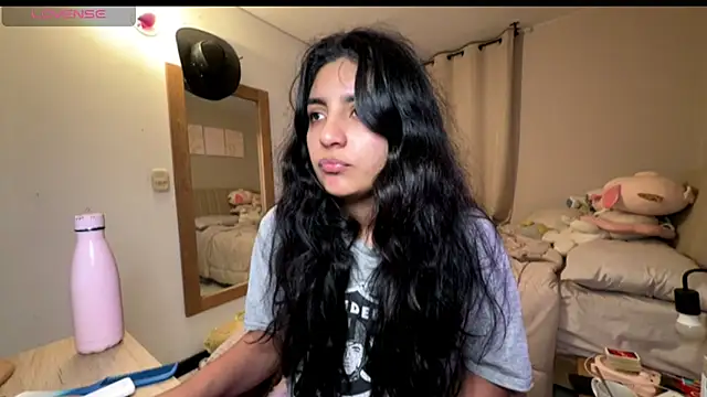 cloe small online show from 10/17/25, 04:59