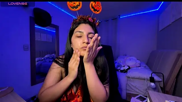 cloe small online show from 10/19/25, 12:55