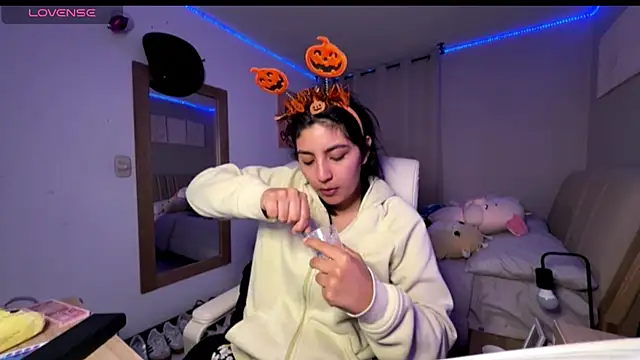 cloe small online show from 10/21/25, 12:55