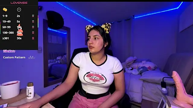 cloe small online show from 10/24/25, 02:08