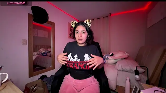 cloe small online show from 10/25/25, 01:57