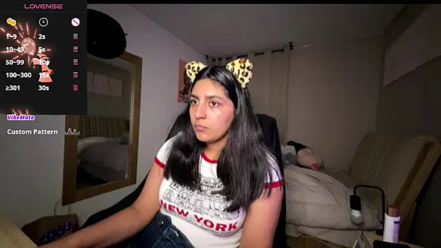 cloe small online show from 10/27/25, 02:15