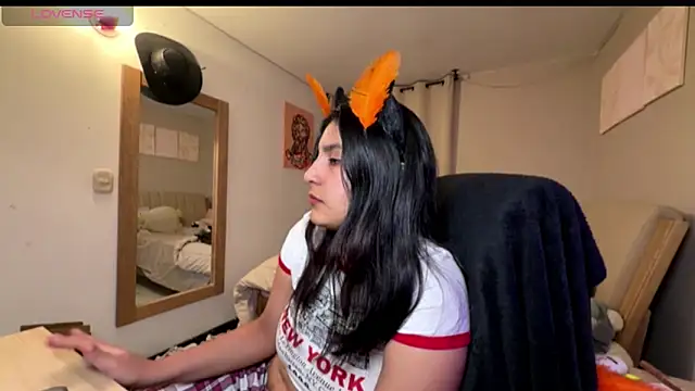 cloe small online show from 10/29/25, 03:53