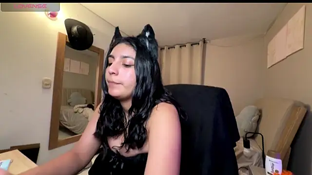 cloe small online show from 10/30/25, 01:18