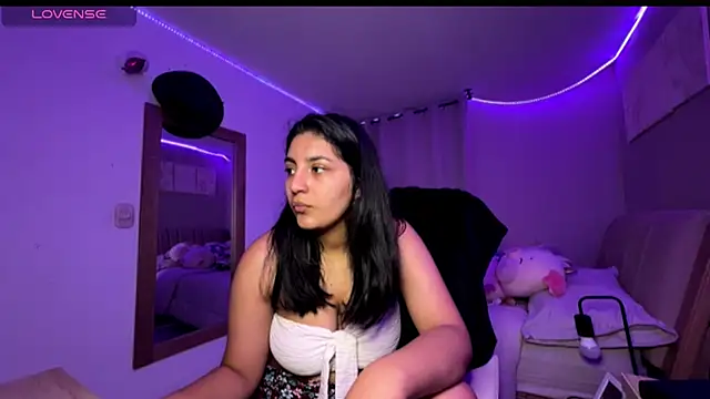 cloe small online show from 11/04/25, 02:43